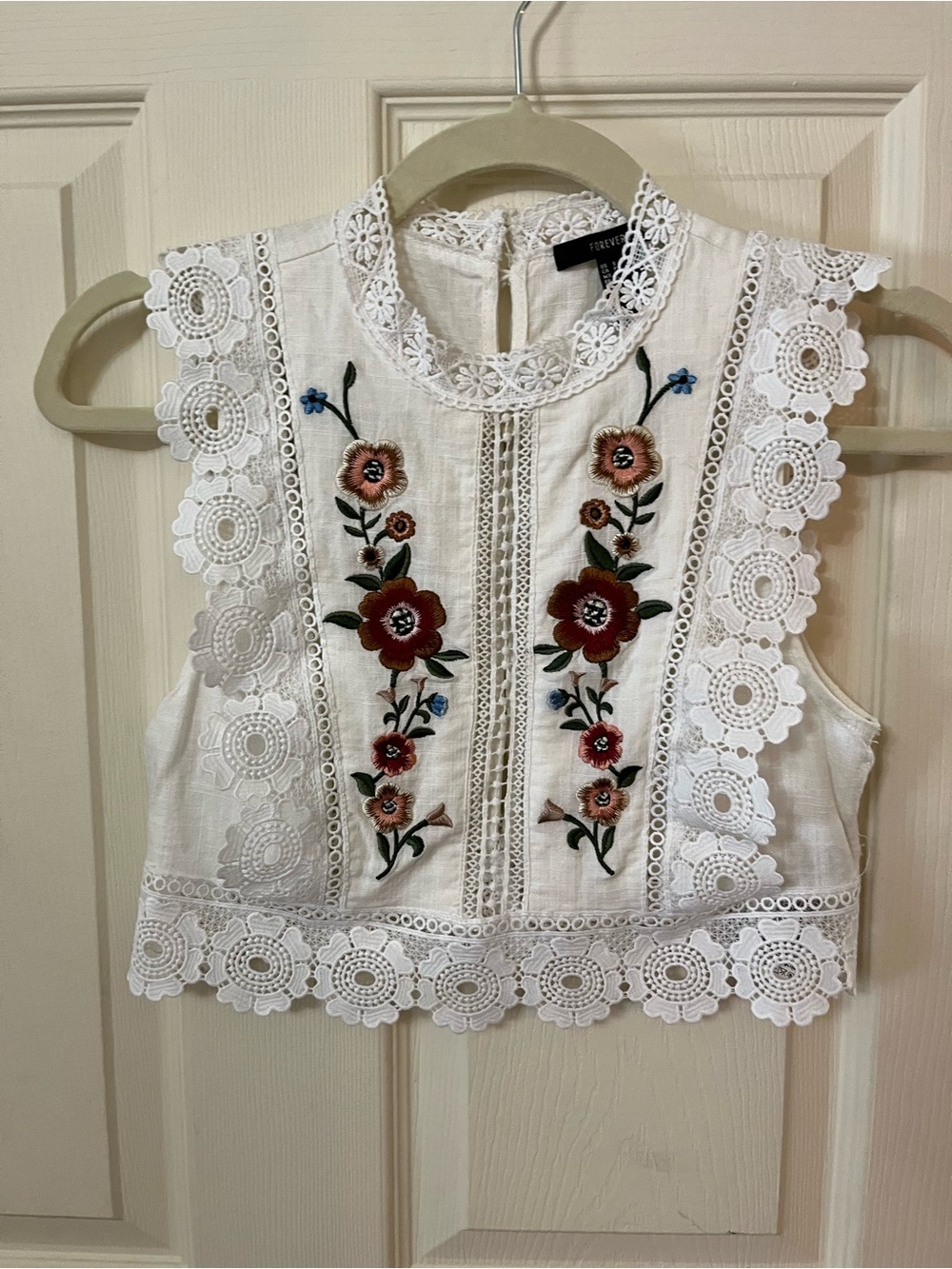 NWOT Forever 21 White Lace Floral Embroidered Festival Cropped Tank - Picture 1 of 2